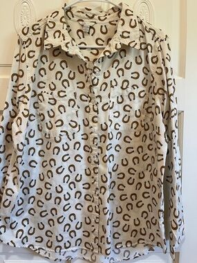 Button-Up Horseshoe Print Shirt in Cream and Brown